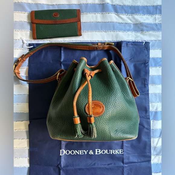 Dooney & Bourke Vintage "Drawstring Bucket shoulder bag - Picture 1 of 10